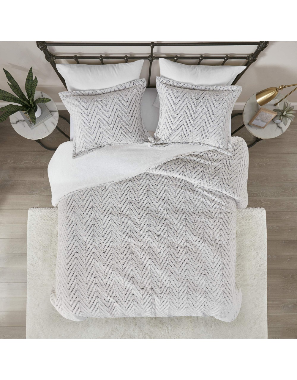 faux-fur-ivory-bedding-comforter-set-2